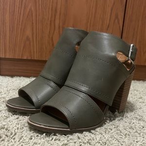 DOLCE VITA SIZE 8 ARMY GREEN HEELS